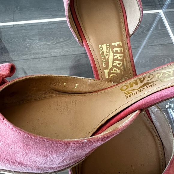SALVATORE FERRAGAMO | POINTED TOE PINK SUEDE KITTEN HEELS - Picture 6 of 9